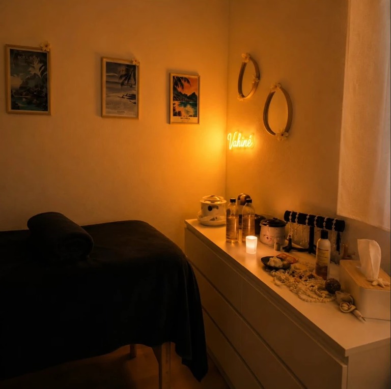 La cabine de soins de Vahiné Beauté, dans une lumière chaleureuse