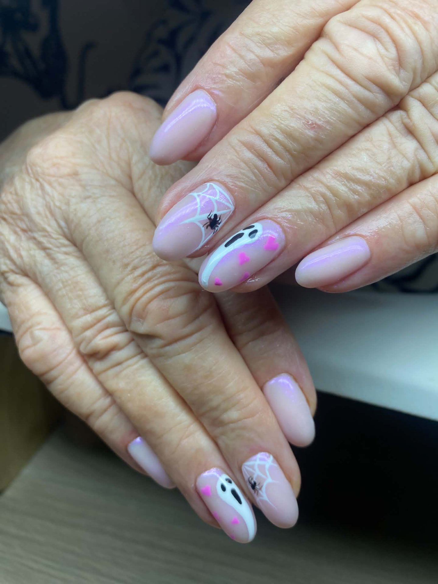 Nail art Halloween fantômes et toiles d’araignée
